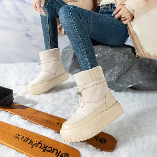 Ces bottes élégantes allient confort et style pour vous accompagner tout au long de l'hiver. Avec leur hauteur de couronne haute et leur talon plateforme de 5 cm, elles offrent une allure moderne tout en garantissant une stabilité optimale. Leur dessus en simili cuir et leur doublure en velours apportent chaleur et douceur, tandis que leur semelle EVA légère assure une marche agréable tout au long de la journée.