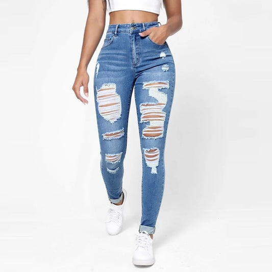 Ce jean slim bleu pour femme est l'indispensable de toute garde-robe moderne. Sa coupe ajustée et sa taille parfaite mettent en valeur la silhouette tout en offrant un confort optimal grâce à sa matière extensible. Son bleu classique se marie facilement avec toutes vos tenues, que ce soit pour un look décontracté ou plus habillé. Ce jean est conçu pour s'adapter à votre rythme quotidien, offrant à la fois élégance et praticité. Un incontournable pour celles qui recherchent à la fois style, confort et une co